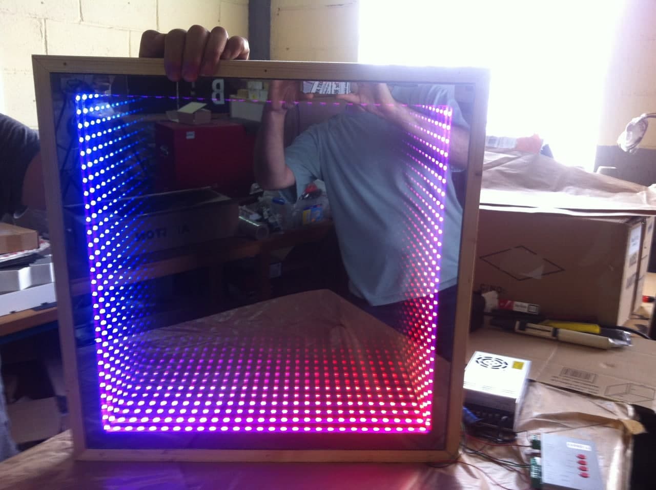 Testeando leds en fabricación Espejo Infinity Mirrors