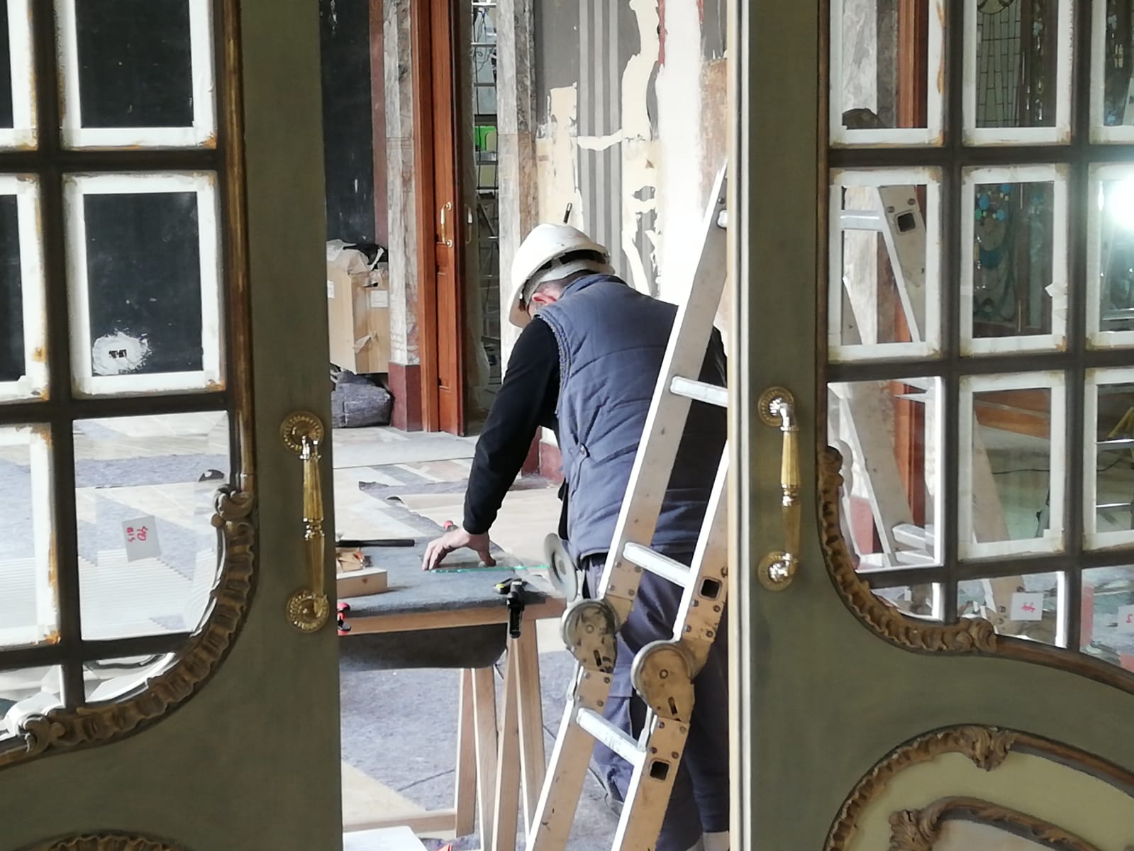 Confección de cuarterones biselados en Casa Patrimonial.